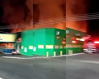 Incêndio de grandes proporções atinge mercado durante a madrugada em Paranaíba