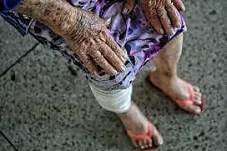 Sogra de 87 anos vai defender nora de ser espancada e acaba agredida a socos e chutes por filho
