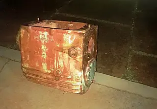 Homem é preso após furtar caixa de câmbio de ônibus