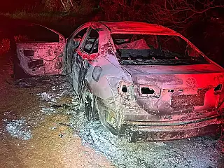 Corpo carbonizado é encontrado dentro de Corolla incendiado na fronteira com Paraguai