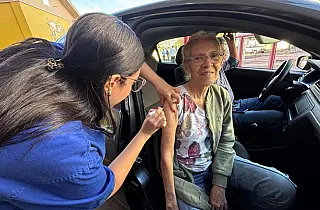 SES aplica 2,4 mil doses no primeiro fim de semana de drive-thru e prorroga vacinação até 24 de maio