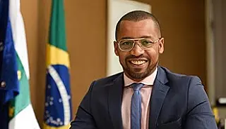 Livro inspirado em juiz formado na uems é lançado em paranaíba