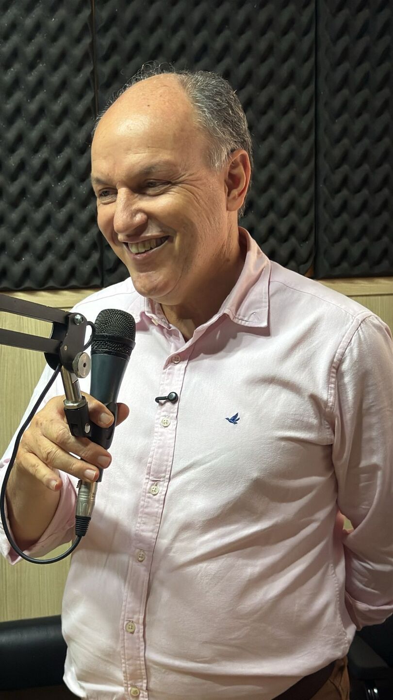 Deputado estadual Junior Mochi em entrevista à rádio Jota FM de Deodápolis | Foto: Jota FM