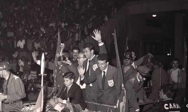 São Paulo (SP) - 03/07/1958 - FUTEBOL - BRASIL - Seleção Brasileira - Copa do Mundo de 1958 (Suécia) - Regresso e Homenagem aos campeões - Paulo Machado de Carvalho, Belini e Zagallo desfilando no carro dos bombeiros pelas ruas de São Paulo - Foto Arquivo / Agência O Globo - Neg : 13401 Foto: Arquivo O GLOBO- 03/07/1958