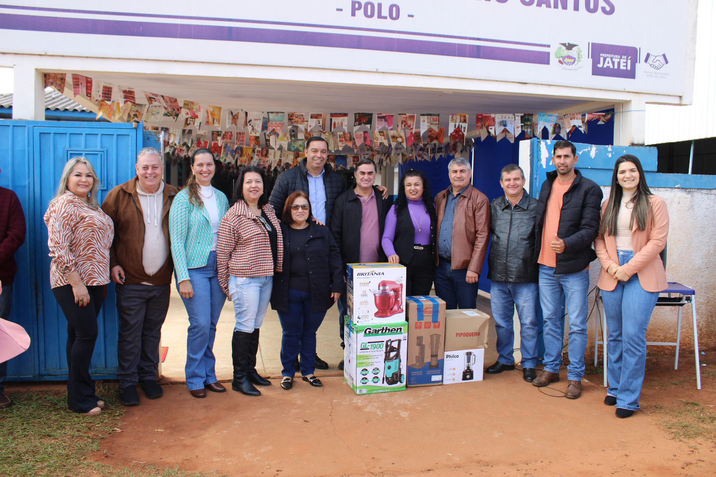 A prefeitura de Jateí entregou eletrodomésticos para a escola do assentamento