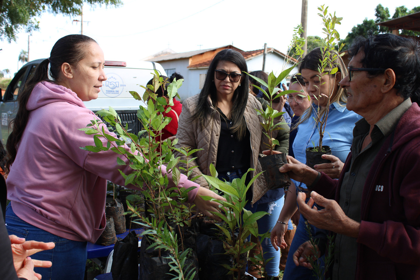 Também foram entregues mudas de plantas para a população