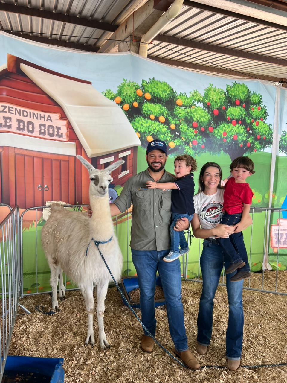 O espaço é enriquecido por diversas espécies de mini animais, com destaque para lhamas, mini vacas e mini pôneis | Foto: Jota FM