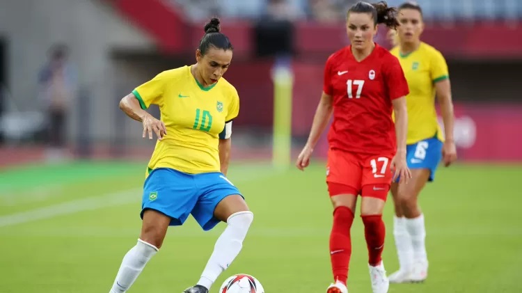 Marta tenta jogada na partida entre Brasil e Canadá no Estádio de Miyagi Imagem: Koki Nagahama/Getty Images.