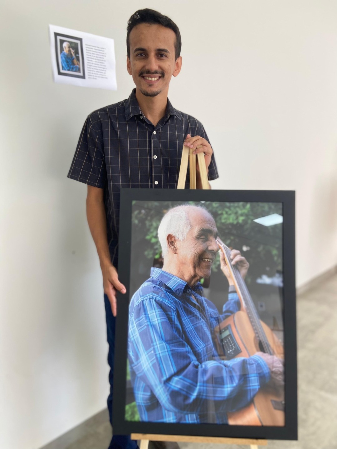 O fotógrafo Rafael e um de suas obras da lenda vida de Aparecida do Taboado o compositor Vicente Dias