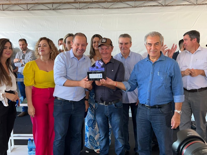 Prefeito Rudi Paetzold expõe o troféu Rota do Saneamento