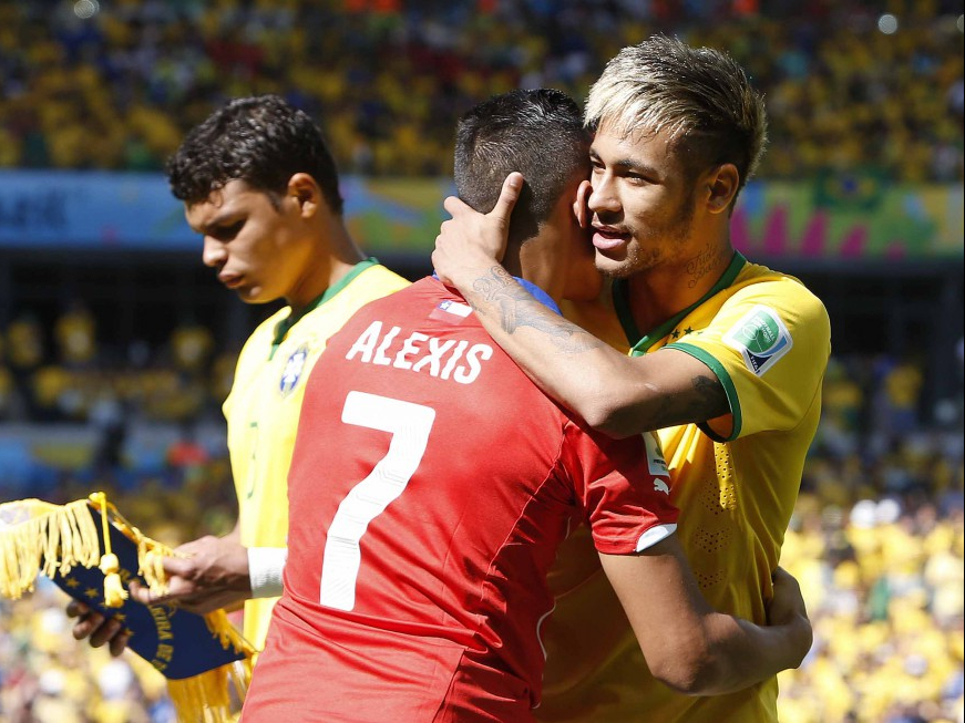 Neymar e Aléxis se abraçam antes de Brasil x Chile, pelas oitavas de final da Copa do Mundo de 2014 Créditos: Rafael Ribeiro / CBF