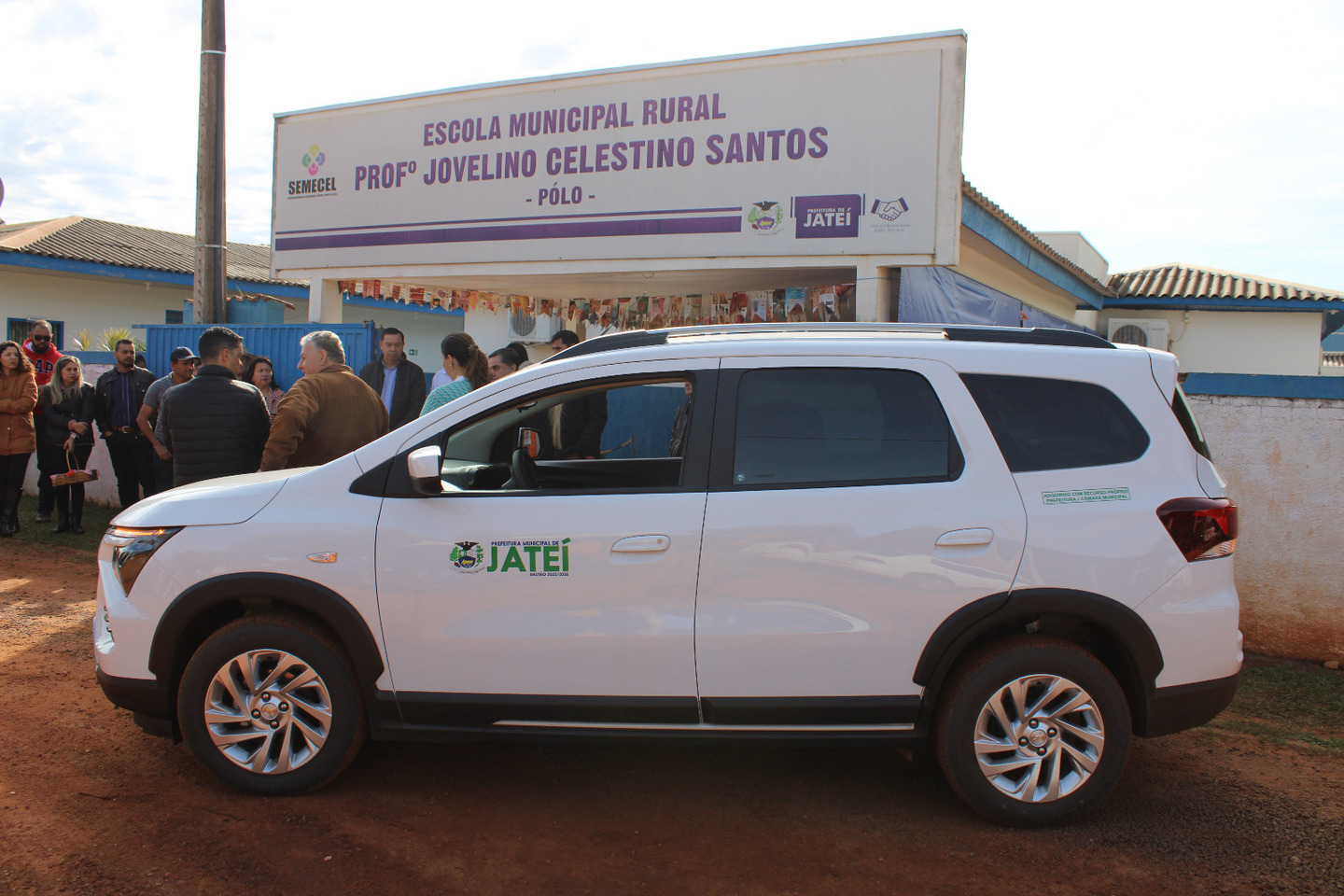 Moradores da gleba Nova Esperança receberam carro zero quilômetro para auxiliar no transporte de pacientes para consultas médicas
