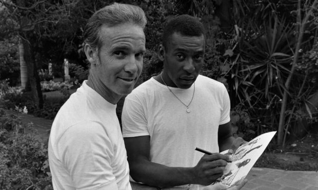Zagallo e Pelé dão autógrafos durante a Copa do México, em 1970 Foto: Reprodução/Fifa