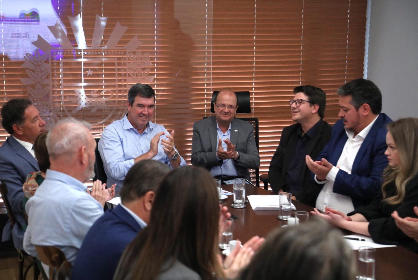 Governador Eduardo Riedel recebeu o prefeito José Natan para reunião do MS Ativo | Foto: Saul Schramm