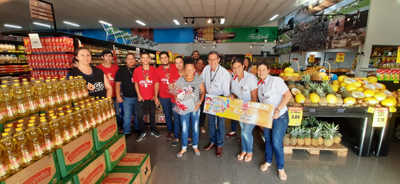 Entrega do Jogo de Louça para a ganhadora Maria do Carmo Freitas