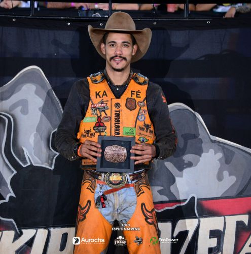 Warley Oliveira venceu a montaria em touros no rodeio de Santa Fé do Sul