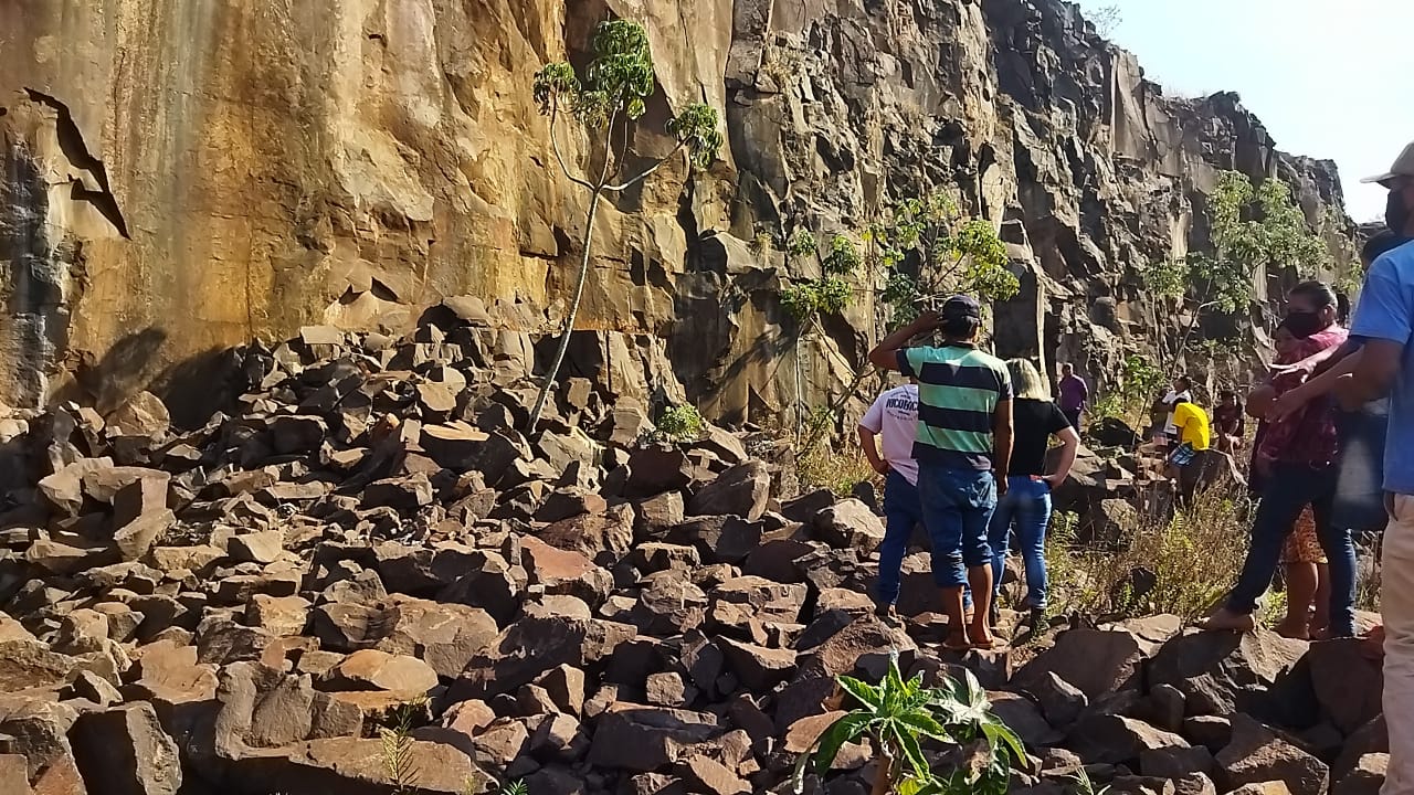O corpo da menina de 11 anos foi encontrado por populares em meio as pedras na manhã desta segunda-feira (9) - (Crédito: Dourados News)