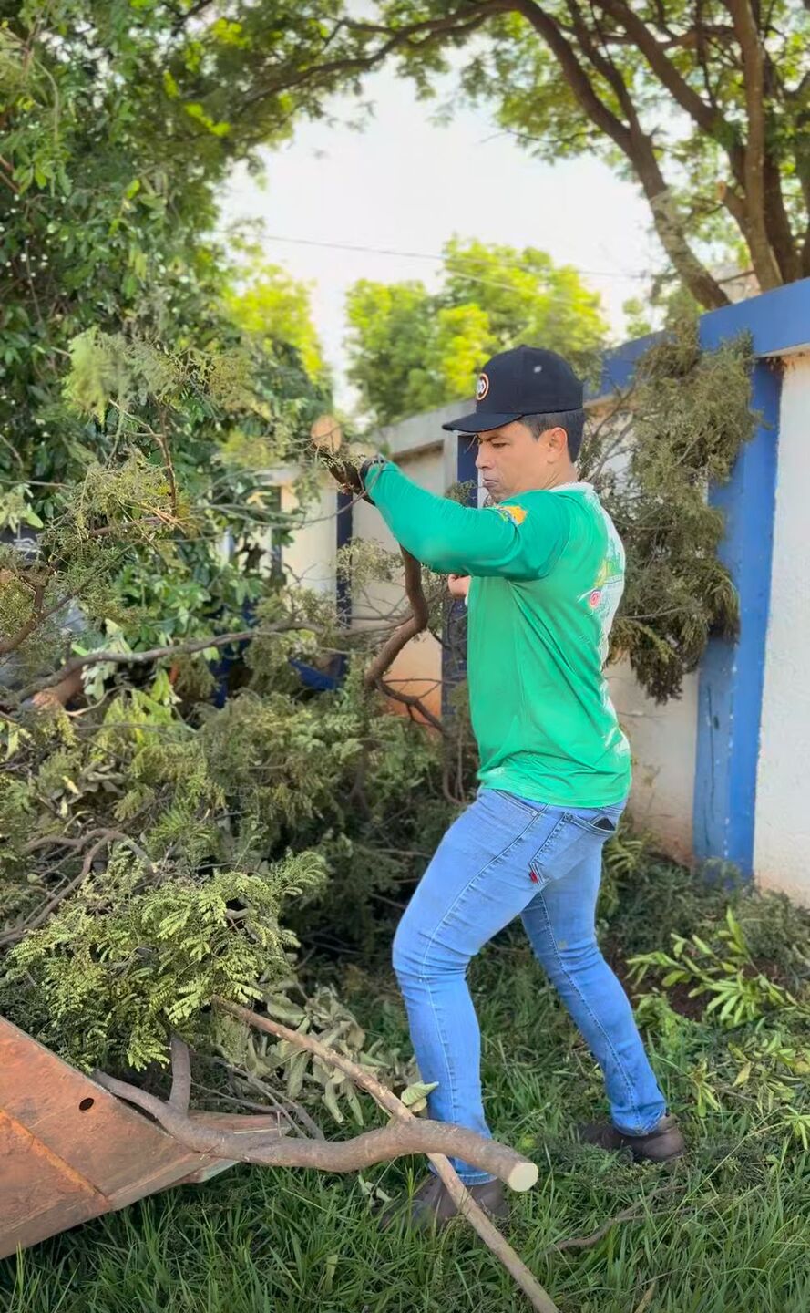 Prefeito Júlio Buguelo aproveita sua jovialidade e ajuda na mão de obra para a limpeza do município