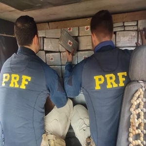 Droga estava escondida em fundo falso de caminhão. Foto: PRF/Divulgação