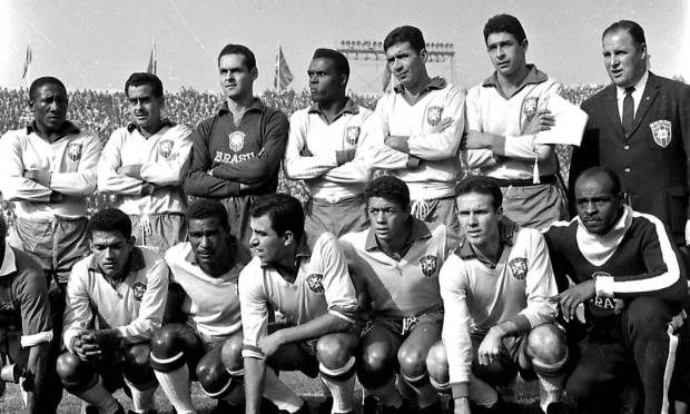 01.06.1962 - EM CRÉDITO - EQUIPE BRASILEIRA NA COPA DO MUNDO DE 1962 NO CHILE. DA ESQUERDA PARA A DIREITA EM PÉ : DJALMA SANTOS, ZITO, GILMAR, ZÓZIMO, NILTON SANTOS, MAURO E O MÉDICO HILTON GOSLING. AGACHADOS : GARRINCHA, DIDI, VAVA, AMARILDO, ZAGALO E FRANCISCO ASSIS.NEGATIVO N&ordm; 27985 Foto: Arquivo O GLOBO/1/06/1962