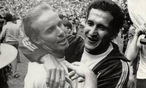 Cidade do México 22/06/1970 - Técnico Zagallo e preparador físico Carlos Alberto Parreira se abraçam após a vitoria do Brasil sobre a Itália por 4 a 1, que deu à seleção o tricampeonato mundial, no Estádio Azteca - Foto UPI Foto: Arquivo O GLOBO/UPI -22/06/1970