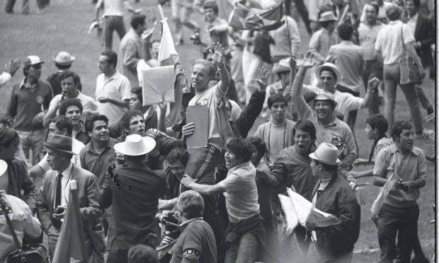 21.06.1970.- ARQUIVO - COPA DO MUNDO DE 1970, NO MÉXICO. ZAGALLO ÉCARREGADO POR TORCEDORES NO MÉXICO APÓS A VITÓRIA DO BRASIL NA COPA.NEGATIVO N&ordm; 60291. Foto: Arquivo O GLOBO/21/06/1970