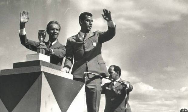 Zagallo e o capitão Carlos Alberto Torres com a taça Jules Rimet, no Brasil, após a conquista do tricampeonato mundial Foto: Arquivo Nacional