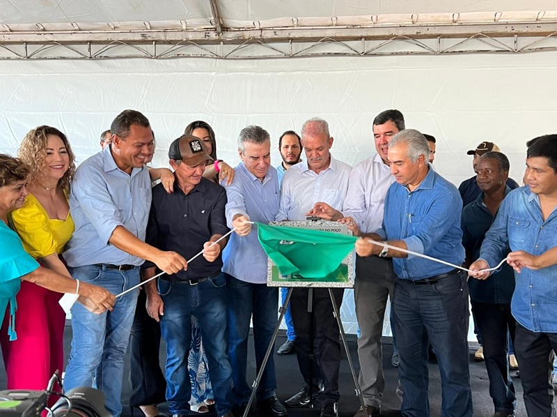 Helianey Paulo da Silva (esq) descerra a placa inaugural junto com Reinaldo e autoridades