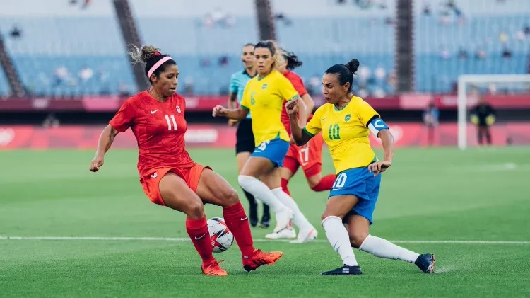 Marta tenta jogada sobre Desiree Scott em Canadá x Brasil pelas quartas de final das Olimpíadas Imagem: Sam Robles.