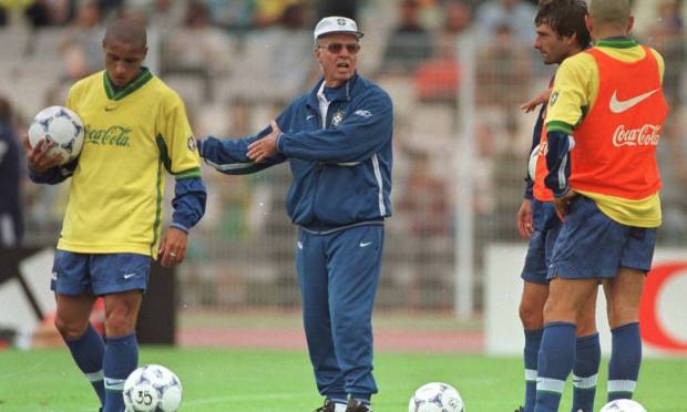05.07.1998 - HIPÓLITO PEREIRA - ES - ZAGALLO ORIENTA ROBERTO CARLOS, RONALDINHO E LEONARDO NO TREINO DA SELEÇÃO BRASILEIRA NA FRANÇA. Foto: Hipólito Pereira / Hipólito Pereira/05/07/1998