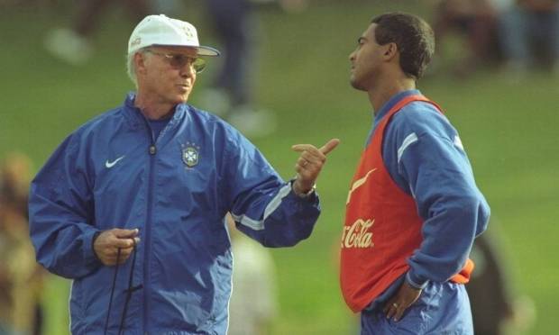 28.04.1998 - IVO GONZALEZ - ES - ZAGALLO E ROMÁRIO CONVERSANDO ANTES DO TREINO DA SELEÇÃO BRASILEIRA NA GRANJA COMARY EM TERESÓPOLIS. Foto: Ivo Gonzalez / Ivo Gonzalez/28/04/1998