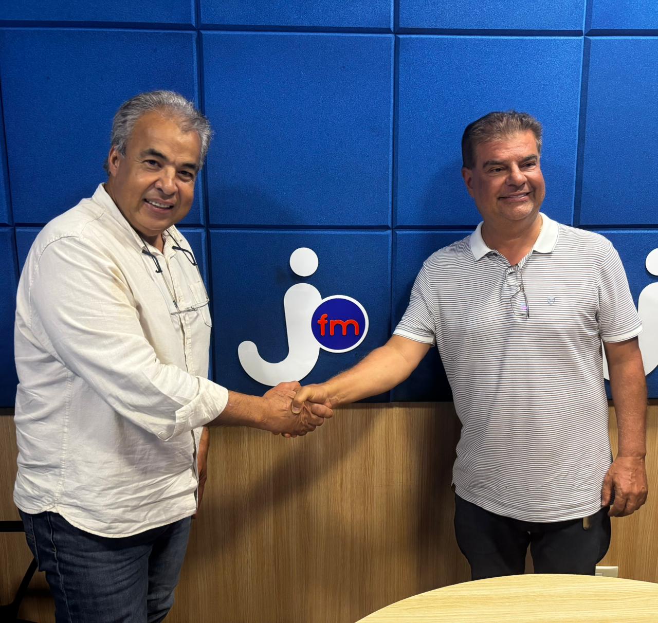 Nelson Feitosa e Nelsinho Trad no estúdio da rádio Jota FM | Foto: Mateus Adriano/Jota FM