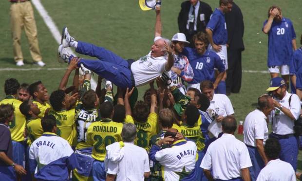 17.07.1994 - IVO GONZALEZ - ESP - BRASIL 0 X ITÁLIA 0. NOS PENALTIS, BRASIL 3 X 2. - COPA DO MUNDO - FINAL. OS JOGADORES BRASILEIROS COMEMORAM A CONQUISTA DA TAÇA JOGANDO ZAGALLO PARA O ALTO.NEGATIVO N&ordm; 94-10032. Foto: Ivo Gonzalez / Ivo Gonzalez/17/07/1994