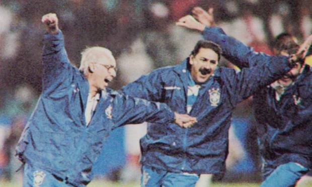 19.08.1997 - DIVULGAÇÃO/AP - ES - ZAGALLO E AMÉRICO FARIA CORRENDO E FAZENDO AVIÃOZINHO PARA COMEMORAR GOL DO BRASIL CONTRA A ÁFRICA DO SUL. Foto: DIVULGAÇÃO/19/08/1997