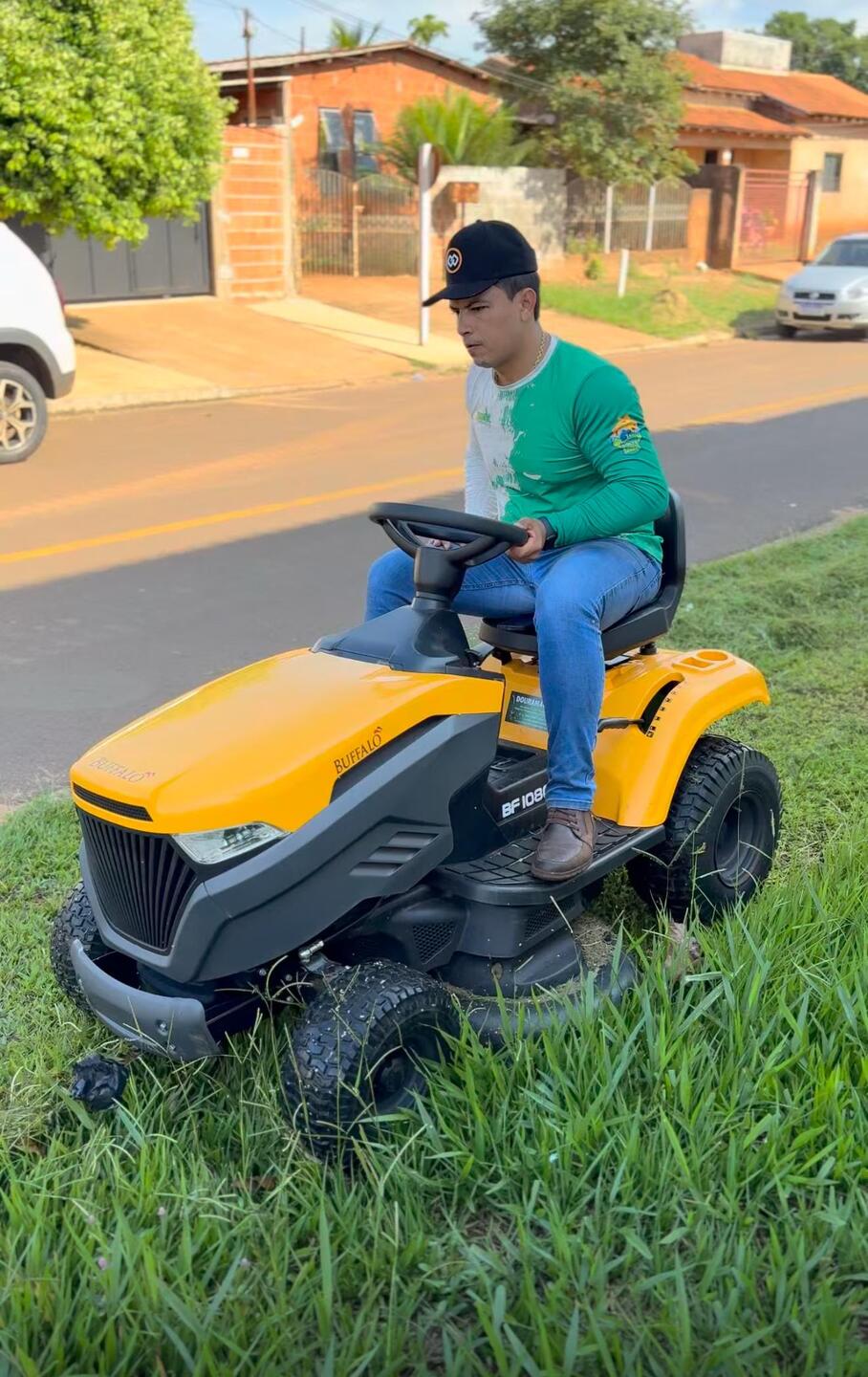 Prefeito Júlio Buguelo aproveita sua jovialidade e ajuda na mão de obra para a limpeza do município