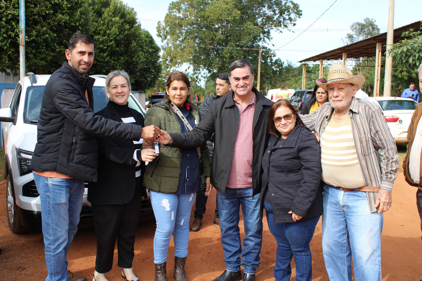 Presidente da Câmara Municipal Robinho, vice-prefeito Tiquinho e a prefeita Cileide Cabral fizeram a entrega simbólica da chave do veículo