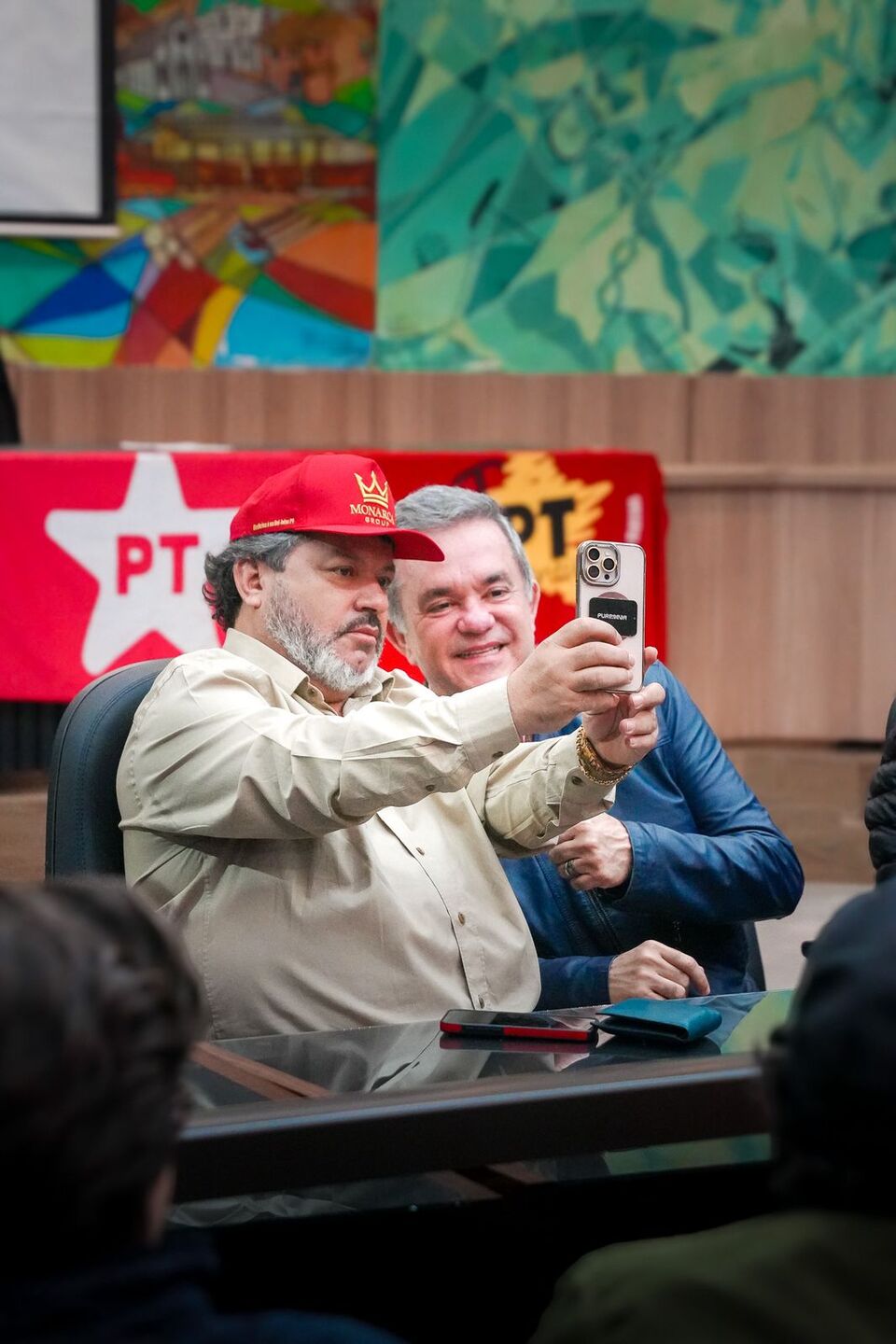 Carlos Bernardo posou para foto com o deputado federal Vander Loubet | Foto: Assessoria