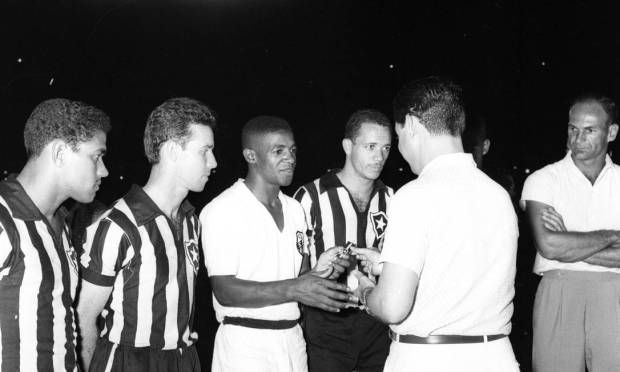 Rio de Janeiro (RJ) - 05/03/1961 - Futebol - Torneio Rio-São Paulo - Botafogo 2 x 4 Santos - Jogo no Maracanã - Antes da partida, o Botafogo homenageou jogadores. Na foto, Dorval recebe um chaveiro de ouro das mãos do presidente Passo, entre Garrincha, Zagallo e Paulinho - Foto Arquivo / Agência O Globo - Negativo: 16533 Foto: Agência O Globo